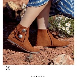 Minnetonka Women's Tan Moccasins with Silver Accents